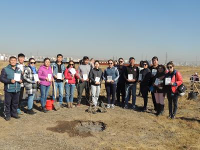 Үндэсний цэцэрлэгт хүрээлэнд мод тарив.